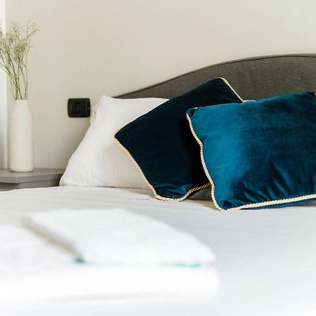 Shades Of Lake - Blue Apartment Комо Екстериор снимка